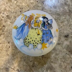 Vintage Christmas 1979 24 k gold accent trinket box